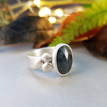 Grey sapphire and silver pebbles ring