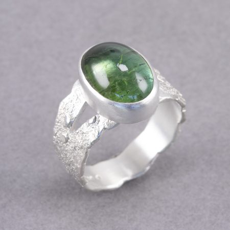 Green tourmaline ring in bright textured sterling silver, y Carin Lindberg Jewellery